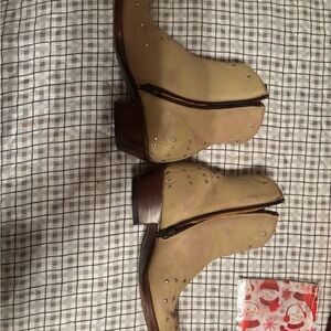 The old gringo boots size 6 1/2 still in beautiful condition.